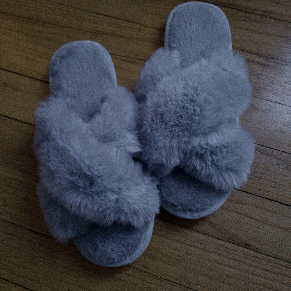 Fuzzy gray criss cros slippers